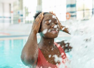 Чому живіт болить після плавання?