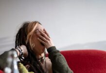 Почему вы чувствуете сонливость после еды — и как оставаться бодрым