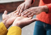 Наука о доброте: как помощь другим влияет на ваше здоровье