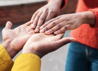 La scienza della gentilezza: come aiutare gli altri fa bene alla salute