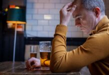 Чому алкоголь викликає сонливість (і руйнує ваш сон)