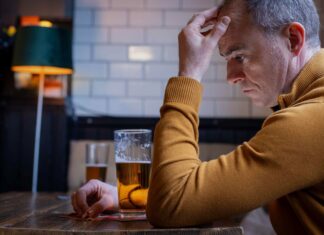 Waarom alcohol je slaperig maakt (en je slaap verpest)