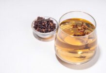 Вода з гвоздикою: користь, приготування та що говорить наука