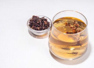 Вода з гвоздикою: користь, приготування та що говорить наука