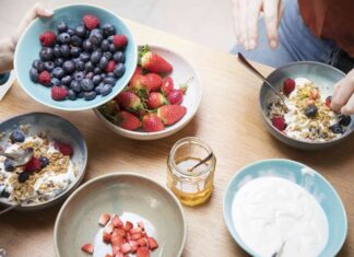 20 Wysokobiałkowe śniadania bez jajek, które zapewniają energię