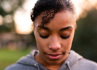 Superare la crisi pomeridiana: una guida alla meditazione di mezzogiorno