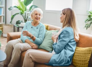 Sprechen Sie mit Ihren erwachsenen Kindern über die fortgeschrittene Parkinson-Krankheit