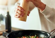 Los hombres agregan más sal: un estudio revela vínculos entre género y estilo de vida con el uso de sal de mesa