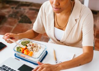 Tijdgebonden eten: een praktische gids voor voordelen en schema’s