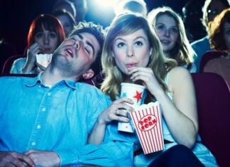 Perché ti addormenti al cinema: la scienza della sonnolenza